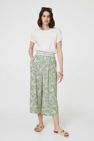 Green | Leaf Print Pleat-Front Wide Leg Culottes : Model is 5'9"/175 cm and wears UK8/EU36/US4/AUS8