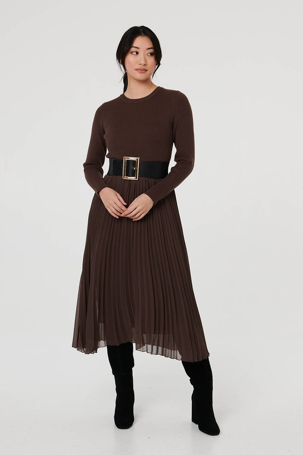 Black | Rectangle Buckle Stretch Wide Belt : Model is 5'9"/175 cm and wears UK8/EU36/US4/AUS8