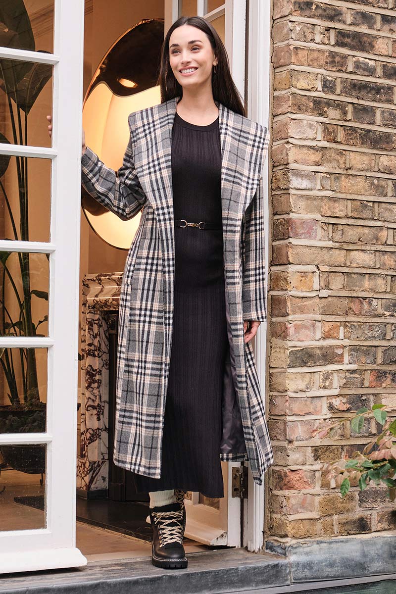 Black | Sleeveless Knit Shift Dress : Model is 5'7"/170 cm and wears UK8/EU36/US4/AUS8