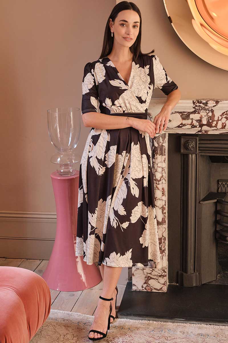 Black | Monochrome Floral Ruched Waist Dress : Model is 5'7"/170 cm and wears UK8/EU36/US4/AUS8