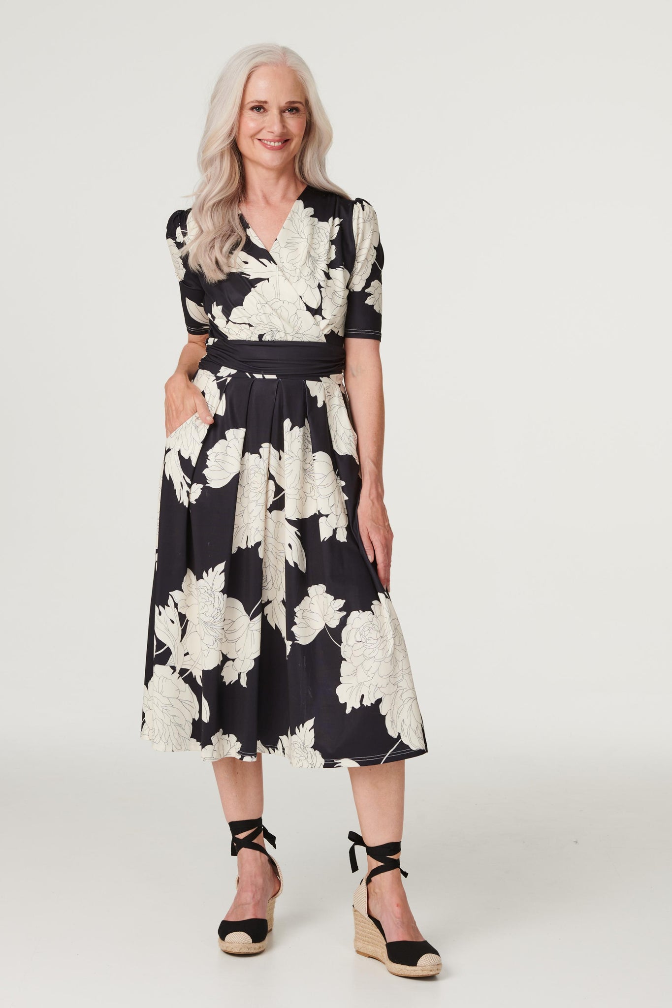 Black | Monochrome Floral Ruched Waist Dress : Model is 5'8.5"/174 cm and wears UK8/EU36/US4/AUS8