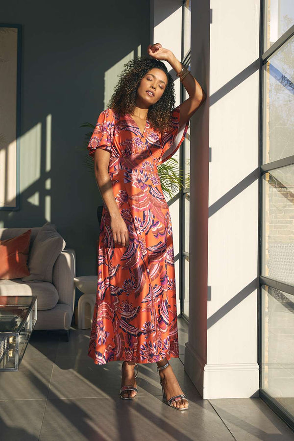 Orange | Printed Angel Sleeve Maxi Dress : Model is 5'8"/172 cm and wears UK8/EU36/US4/AUS8