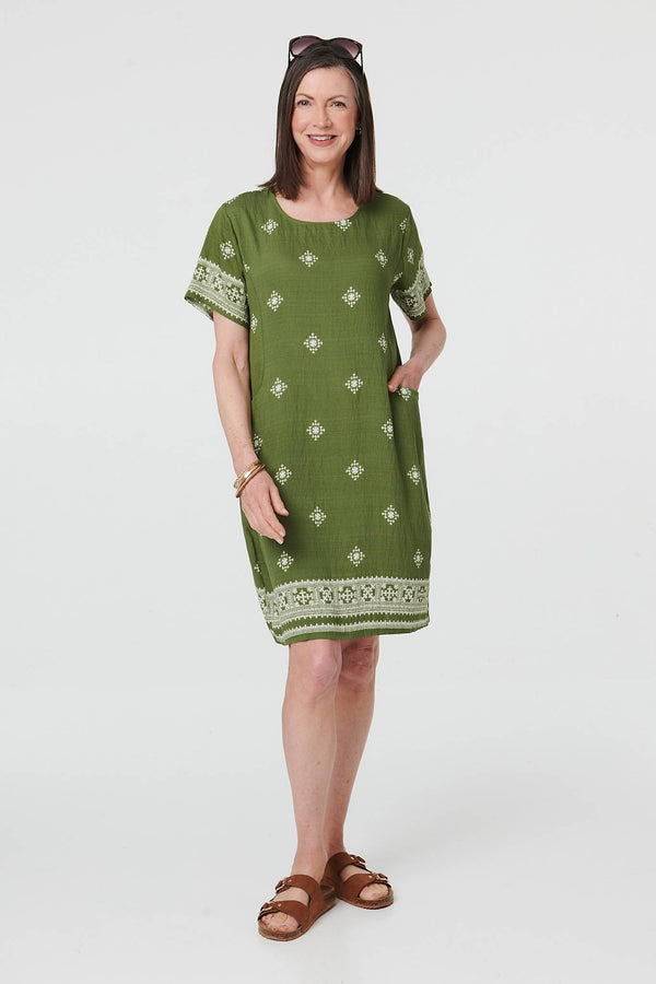 Green | Border Print Knee Length Shift Dress : Model is 5'8"/172 cm and wears UK10/EU38/US6/AUS10