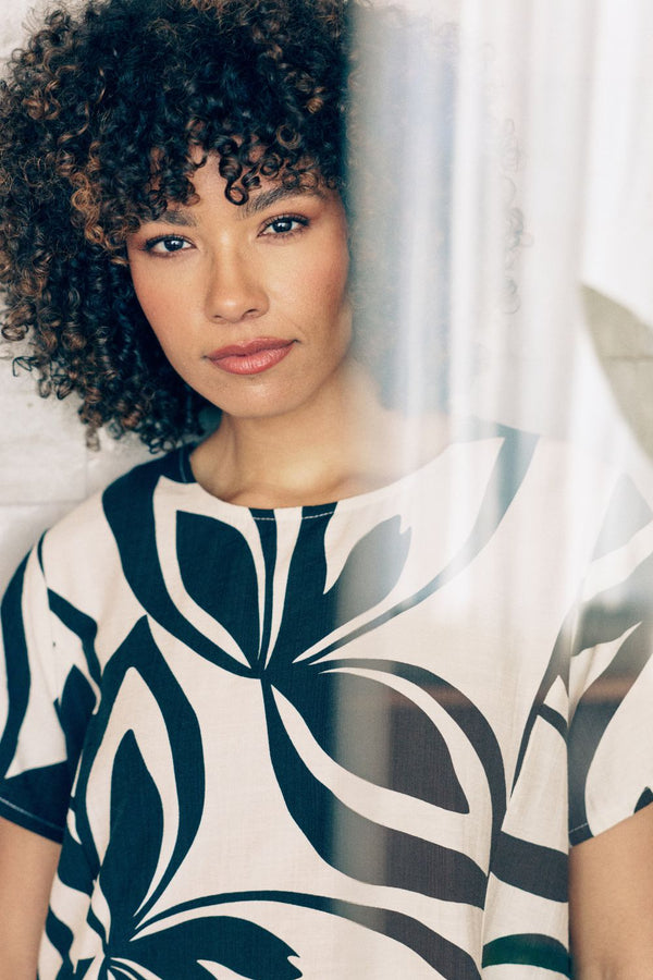 White | Printed Short Sleeve Short Shift Dress : Model is 5'8"/172 cm and wears UK8/EU36/US4/AUS8