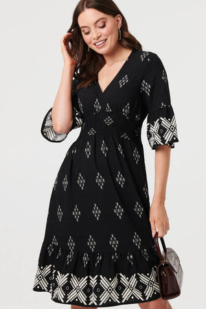 Black | Border Print Relaxed Knee Length Dress : Model is 5'9