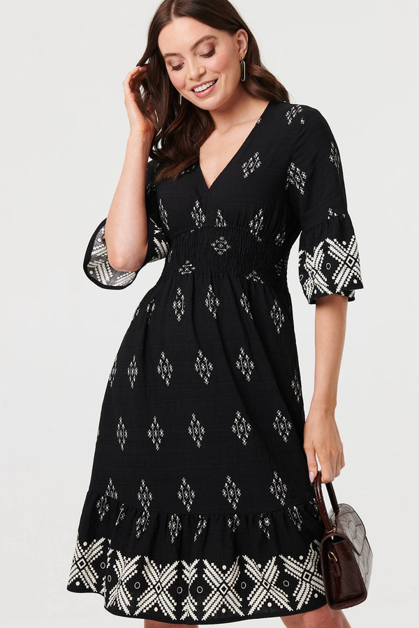 Black | Border Print Relaxed Knee Length Dress : Model is 5'9"/175 cm and wears UK8/EU36/US4/AUS8