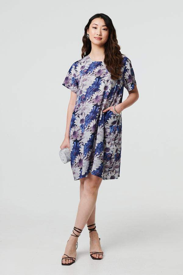 Blue | Floral Short Sleeve Knee Length Shift Dress : Model is 5'9"/175 cm and wears UK8/EU36/US4/AUS8

