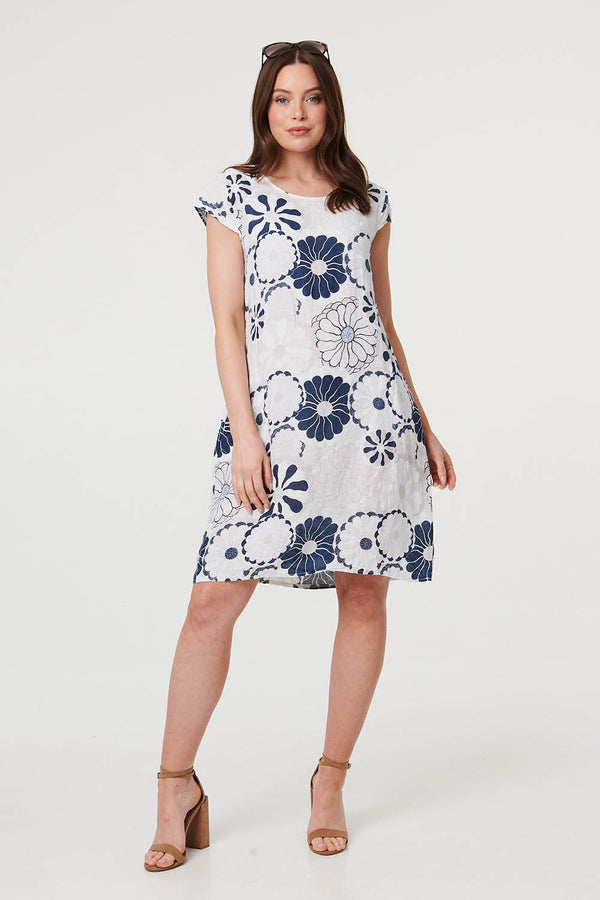 White | Floral Cap Sleeve Shift Short Dress : Model is 5'9"/175 cm and wears UK8/EU36/US4/AUS8