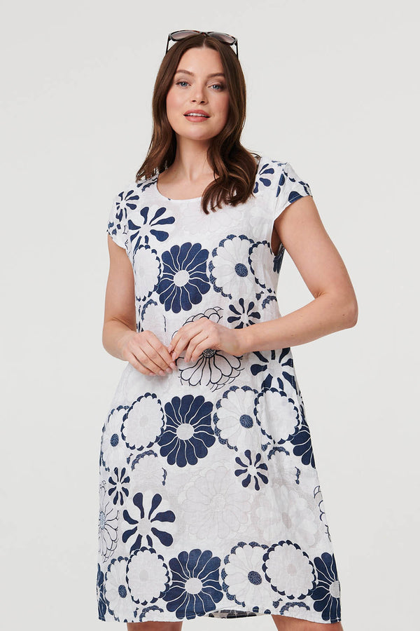 White | Floral Cap Sleeve Shift Short Dress : Model is 5'9"/175 cm and wears UK8/EU36/US4/AUS8