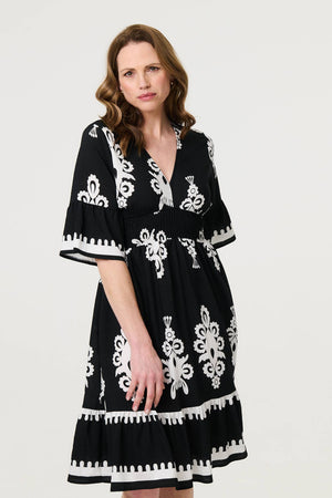 Black | Ikat Print 1/2 Sleeve Relaxed Short Dress : Model is 5'9