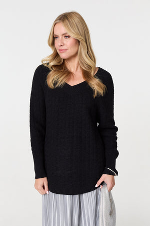 Black | Textured V-Neck Relaxed Curve Hem Jumper : Model is 5'10