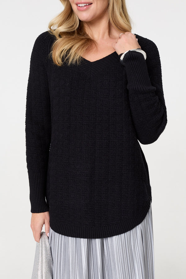 Black | Textured V-Neck Relaxed Curve Hem Jumper
