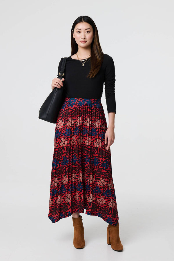 Red | Printed Box Pleat Hanky Hem Midi Skirt : Model is 5'9"/175 cm and wears UK8/EU36/US4/AUS8
