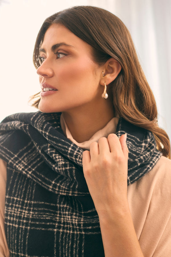 Black | Checked Tassel Fringed Scarf : Model is 5'9"/175 cm and wears UK10/EU38/US6/AUS10