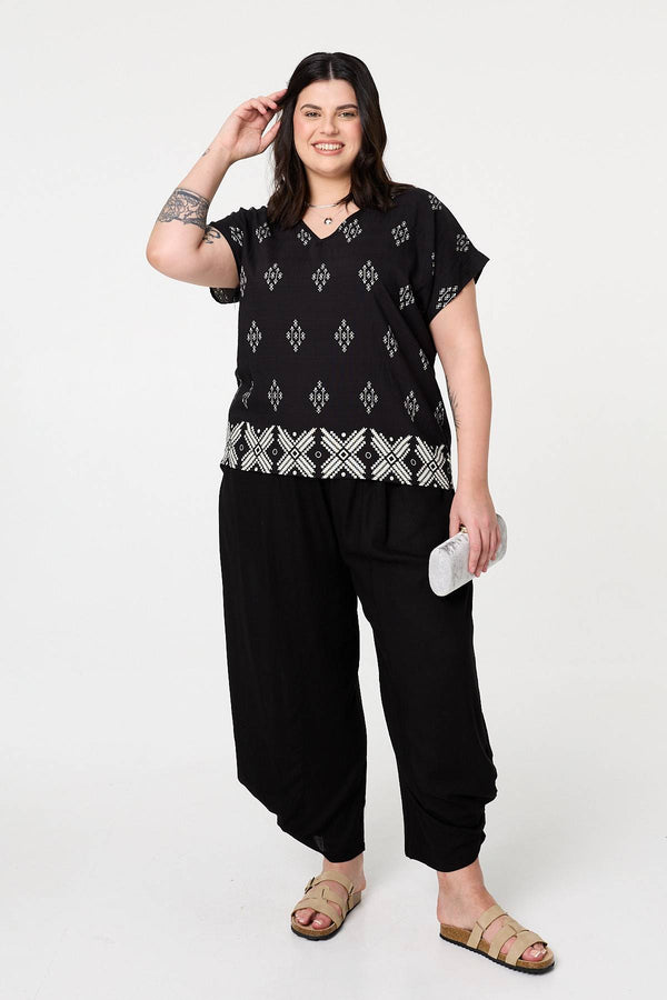 Black | Curve Border Print Relaxed V-Neck Top