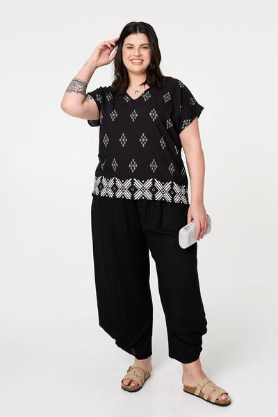 Black | Curve Border Print Relaxed V-Neck Top