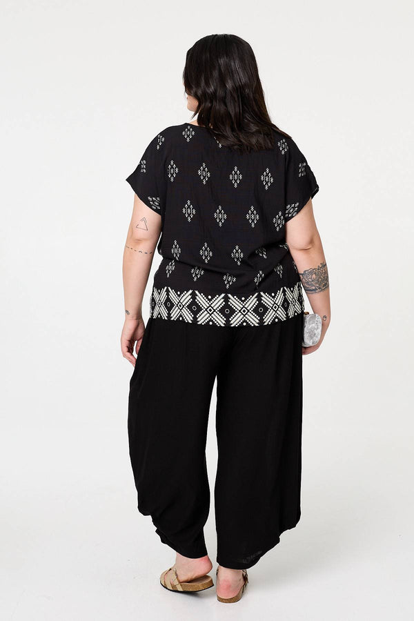 Black | Curve Border Print Relaxed V-Neck Top