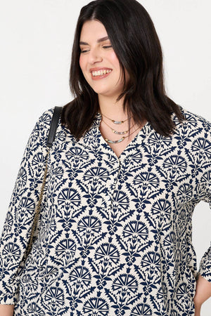 Navy | Curve Printed 3/4 Sleeve Relaxed Blouse