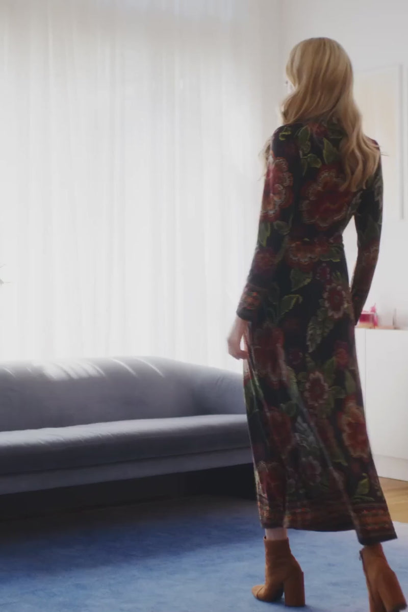 Black | Floral Long Sleeve Collared Maxi Dress : Model is 5'10"/178 cm and wears UK10/EU38/US6/AUS10