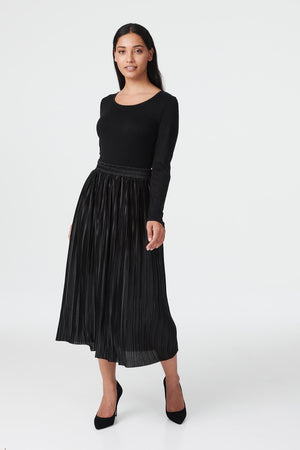 Black | Pleated A-Line Midi Skirt : Model is 5'7.5"/171 cm and wears UK8/EU36/US4/AUS8